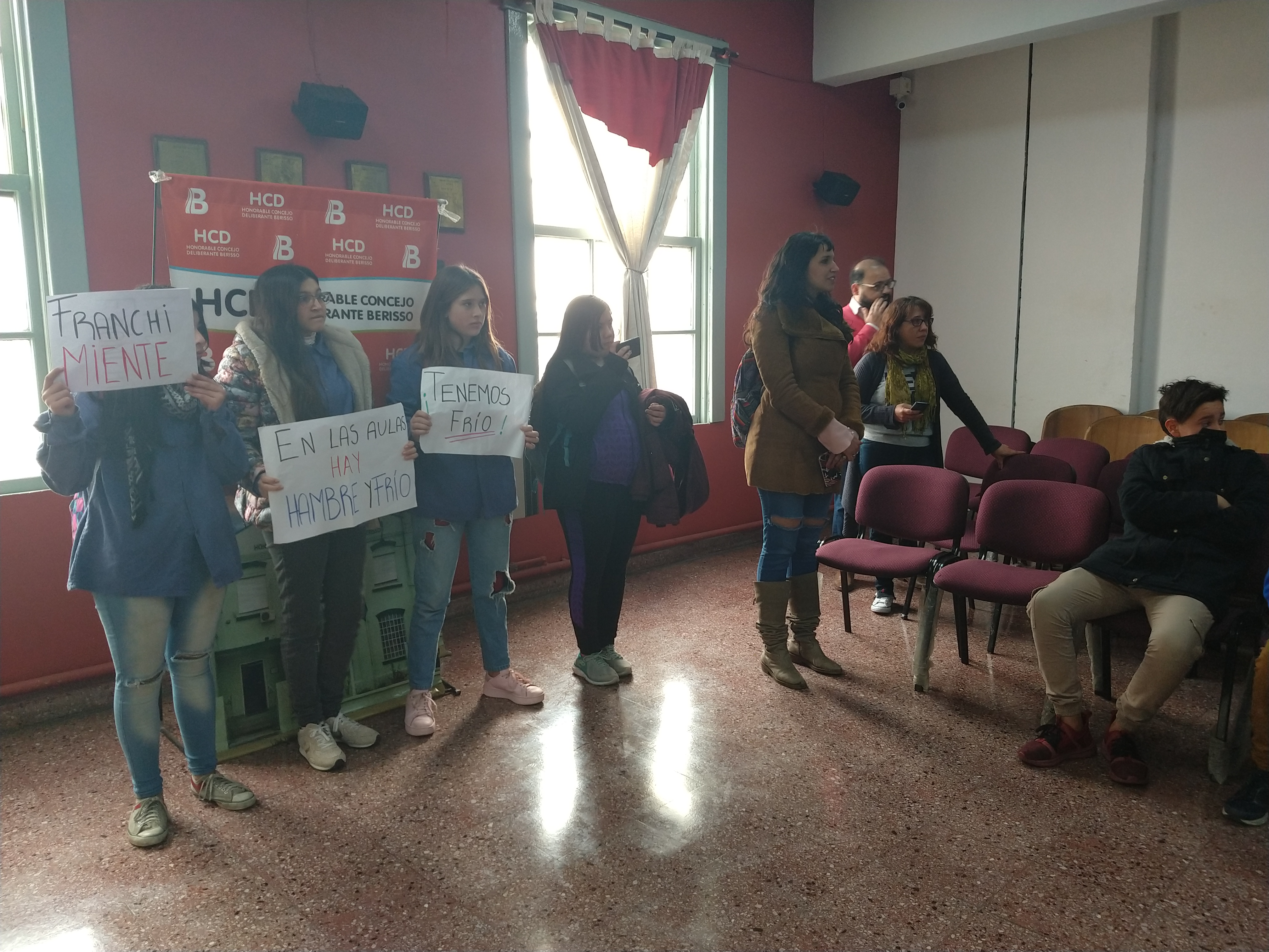 En el marco de la movilización que llevaron a cabo alumnos, padres y docentes de la Escuela Técnica 2, hubo tiempo de visitar el Honorable Concejo Deliberante para pedir el apoyo del cuerpo legislativo del distrito, de cara a una solución definitiva al problema que padecen los establecimientos educativos.