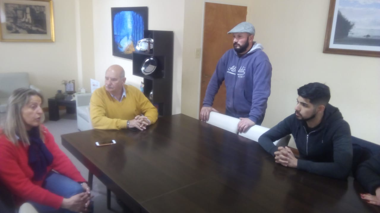En horas de la tarde, alumnos del Centro de Estudiantes de la Técnica N° 2 fueron atendidos en el Palacio Municipal por el jefe de Gabinete, Manuel Simonetti y la presidenta del Consejo Escolar, Elizabeth Franchi. Así, mantuvieron una reunión para plantear los problemas de infraestructura de dicha institución.