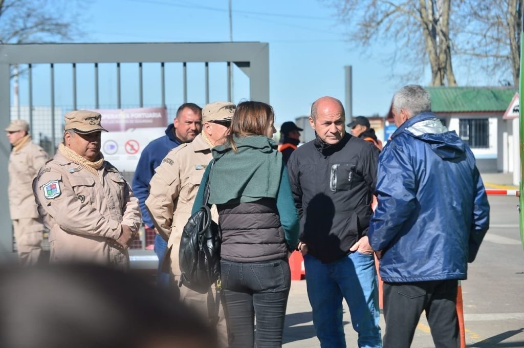 Decenas de bomberos, integrantes de Defensa Civil de la comuna de Ensenada y personal de Prefectura Naval buscan en la costa de la isla Santiago en lanchas a Amadeo Martínez, el pescador de 38 años que lleva 13 días desaparecidos. Este miércoles fue hallado en esa zona Franco Soria, de 17, que era el otro desaparecido.