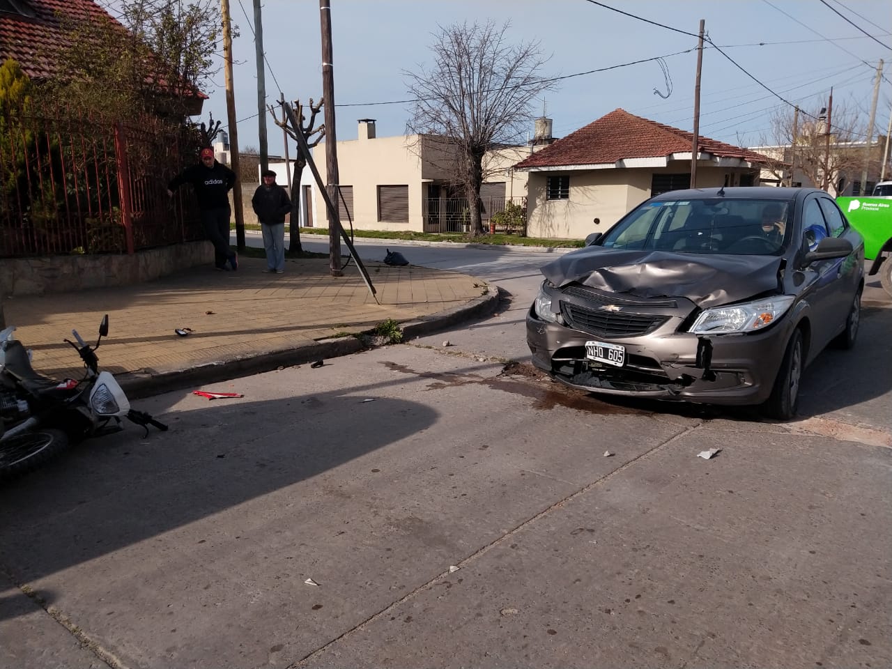 Este jueves por la mañana se produjo un accidente entre un auto y una moto en 25 y 164, los cuales terminaron impactando sobre un vehículo que estaba estacionado.