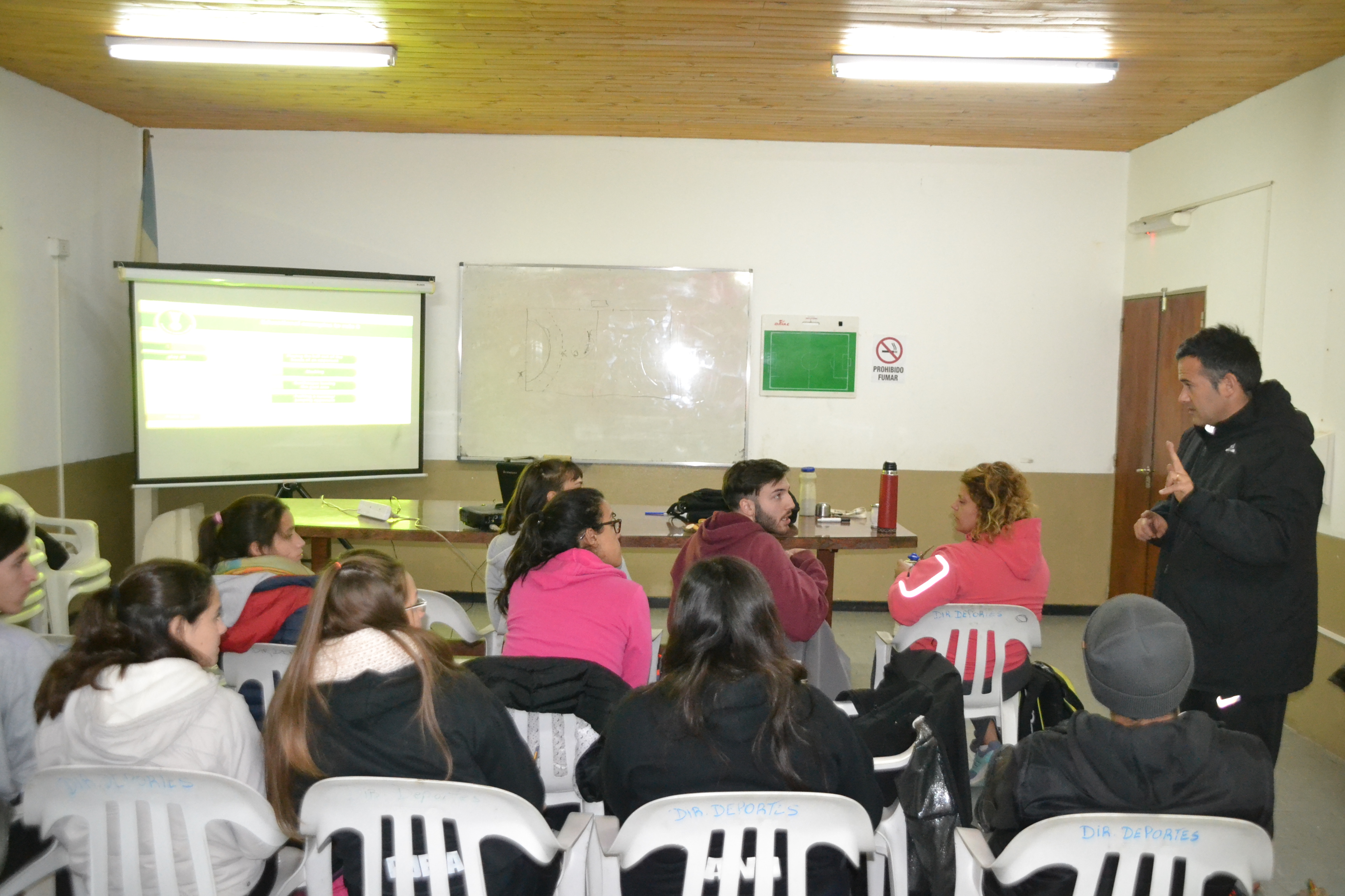 La Municipalidad de Berisso a través de la Dirección de Deportes, informó que el pasado viernes en el SUM del Gimnasio Municipal se llevó a cabo una nueva clase del curso de arbitraje para dirigir las categorías inferiores de Handball del torneo “Ciudades Handball”, que nuclea a diversos clubes de la región.