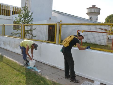 Tareas de pintura en el Jardín de Infantes Nº 905