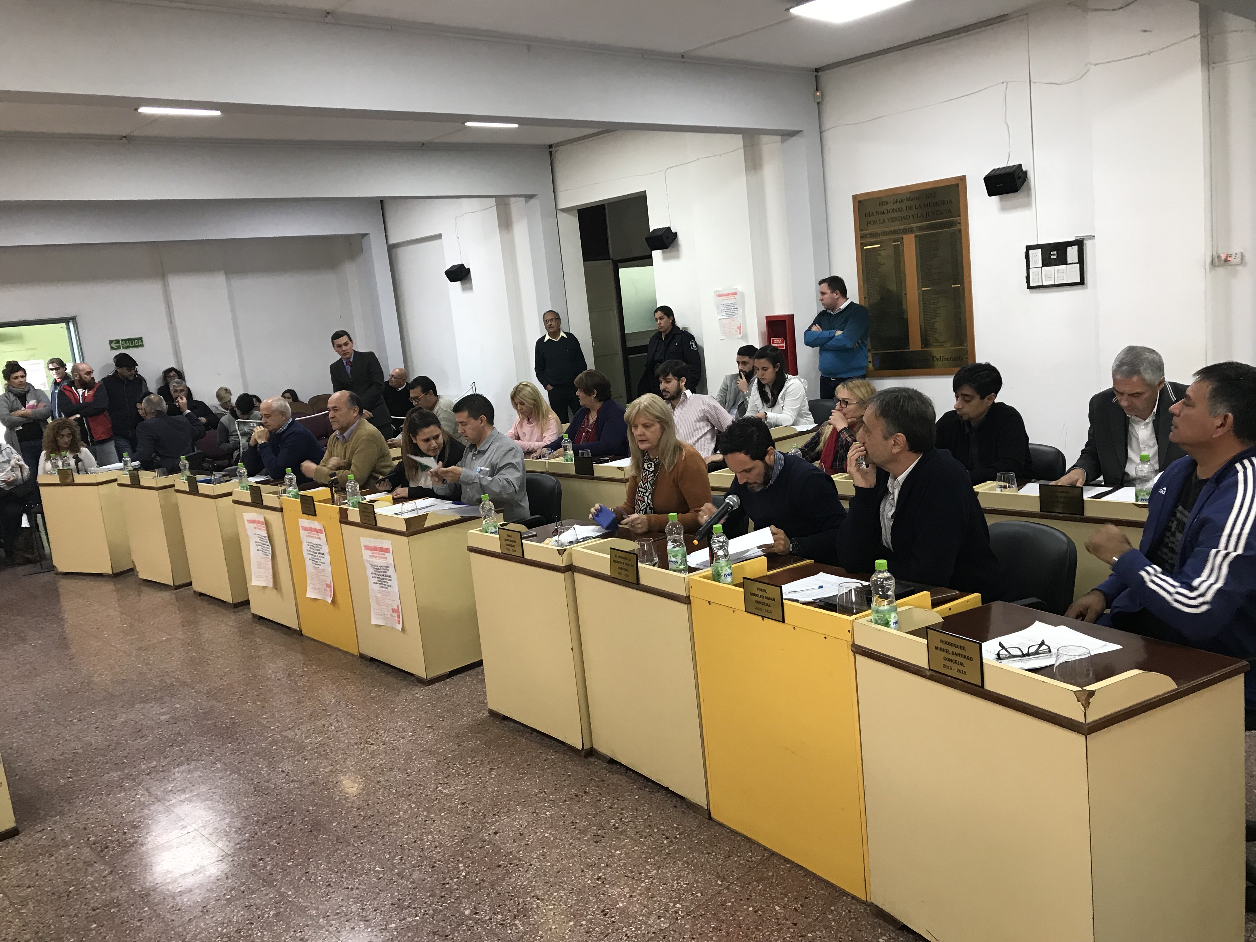 Con más de 40 minutos de retraso y ante la presencia de algunos vecinos y personalidades de la ciudad, este miércoles se dio una nueva sesión ordinaria en el Honorable Concejo Deliberante de Berisso.