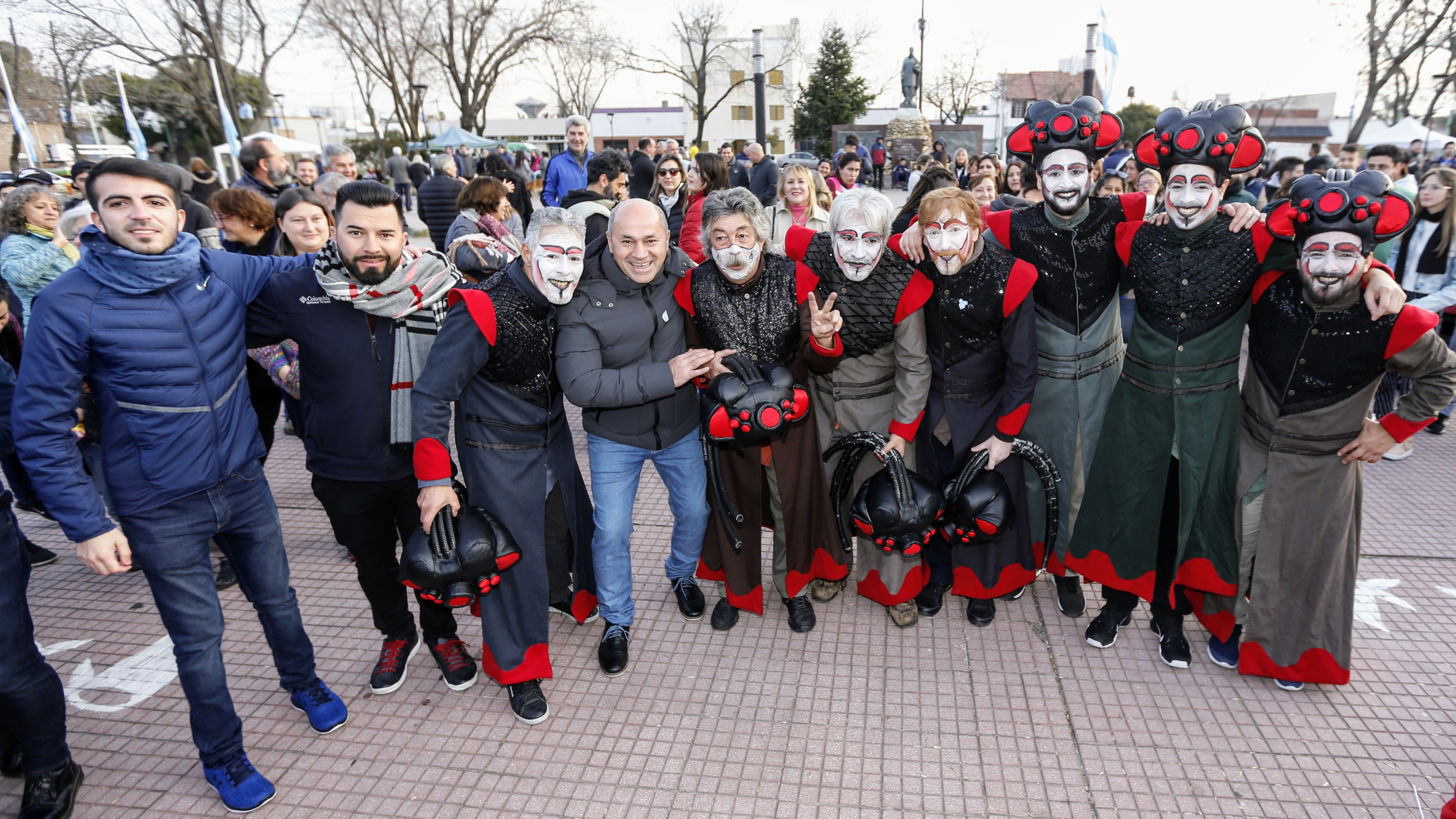 Con un gran marco en la Plaza San Martín, Ensenada festejó el Día de la Independencia. El intendente Mario Secco estuvo junto a vecinos y vecinas ensenadenses y destacó la importancia de la soberanía para crecer como ciudad y como país. Asimismo afirmó que “a pesar que María Eugenia Vidal nos restringió todos los fondos, seguimos creciendo porque tenemos independencia económica”.