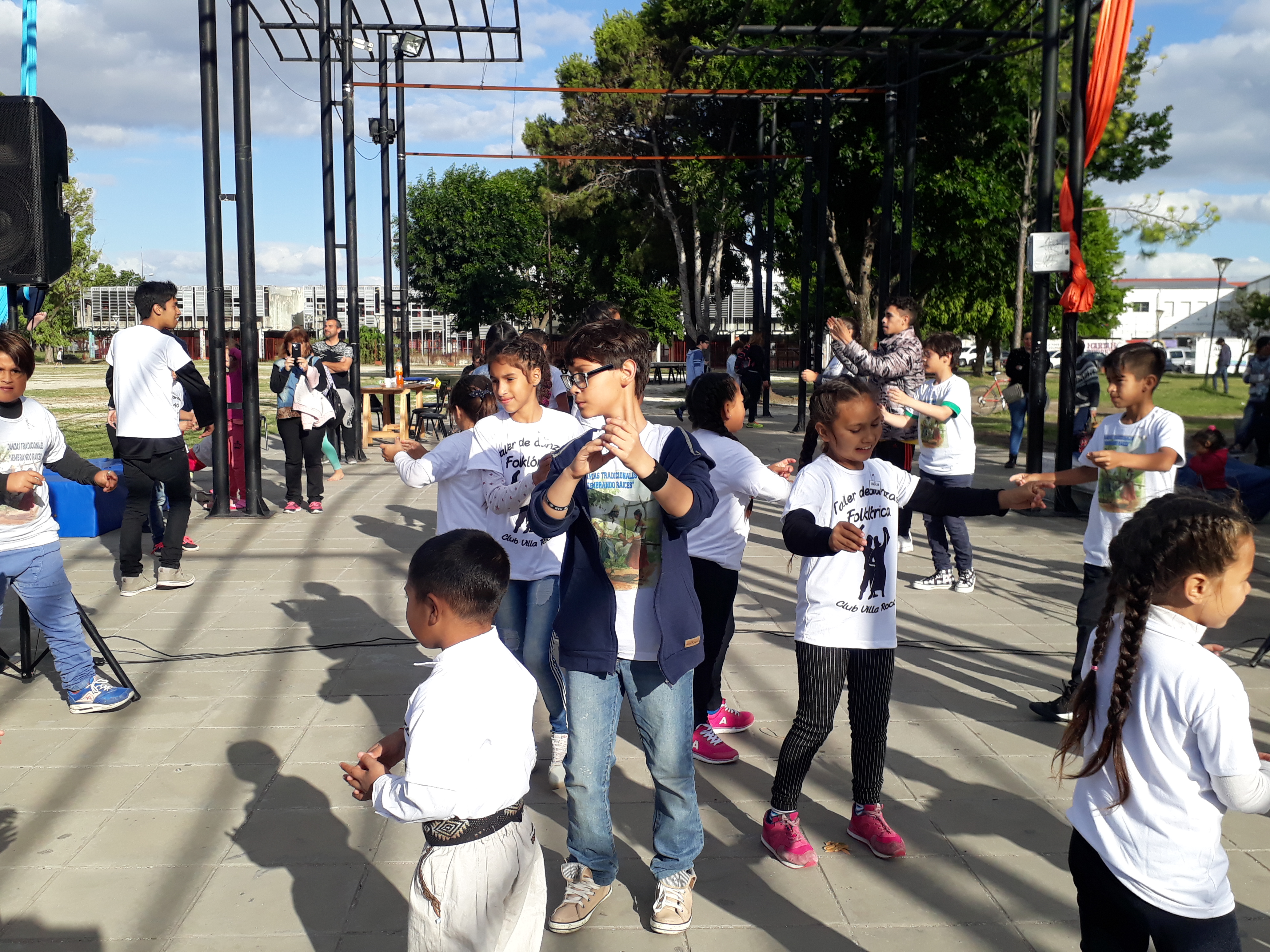 La Dirección de Cultura de la Municipalidad de Berisso realizó la muestra anual estática y dinámica en Casa de Cultura y en el Parque Cívico que contó con una importante cantidad de alumnos, docentes y público en general.
