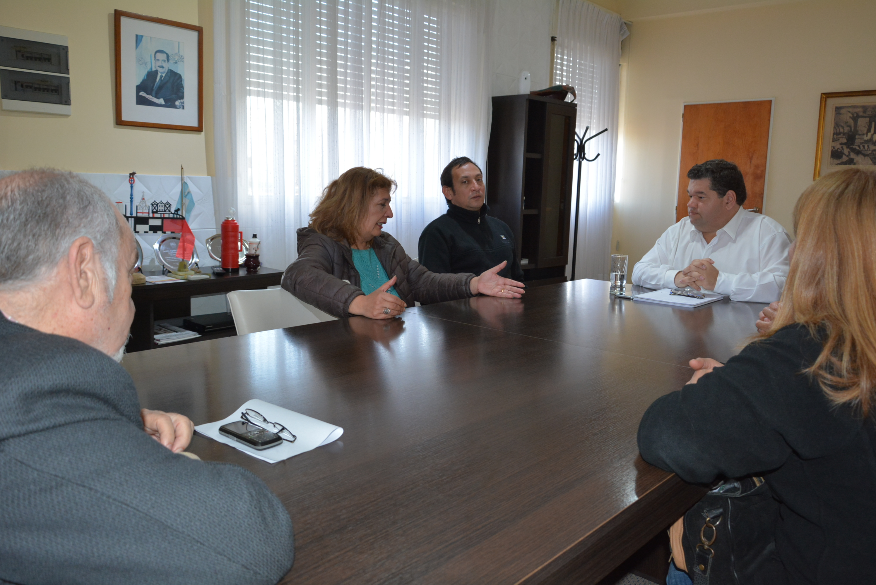 El intendente Jorge Nedela y el secretario de Gobierno José Méndez, se entrevistaron este jueves con representantes del gremio de ATE Berisso y de la CTA local, luego del incendio y robo de elementos que sufriera el pasado lunes una propiedad de estas entidades en la zona de calle 18 Bis entre 148 y 149 del Barrio Santa Cruz.
