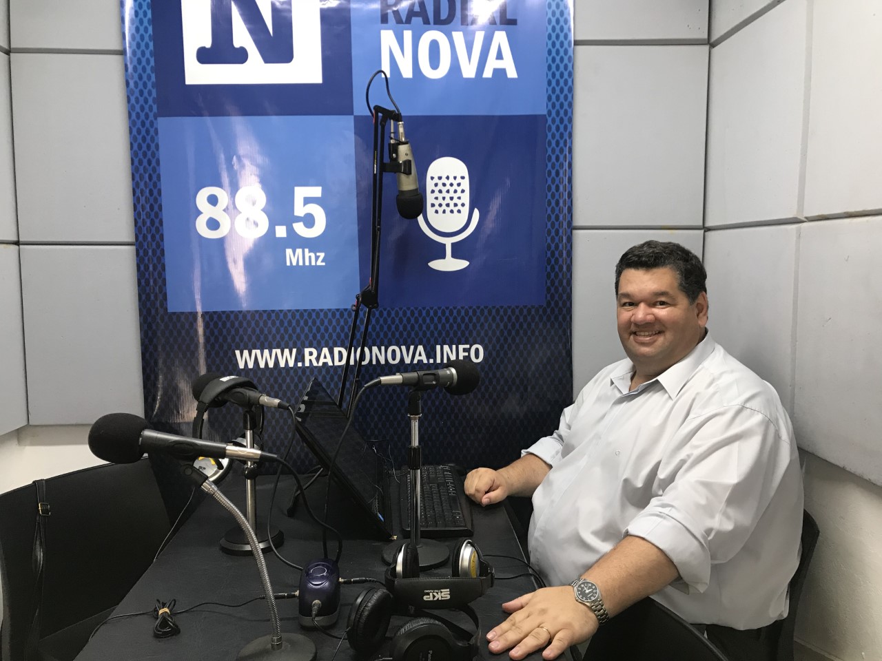 En diálogo con BerissoCiudad en Radio, el intendente municipal Jorge Nedela, en los estudios de Cadena Radial NOVA 88.5, realizó un repaso de la situación actual del distrito en función de aspectos sociales, económicos, educativos, electorales y puntualmente la situación de los trabajadores municipales en el marco de una nueva medida convocada por el STMB sin adhesión de UPCN y ATE, que también tienen representación.