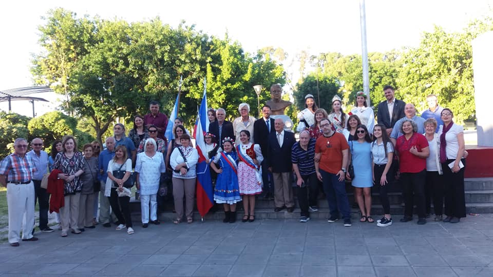 El Club Eslovaco Argentino de Berisso (CEAB) llevó adelante el pasado sábado 8, un acto en conmemoración de la Independencia de la República Checoslovaca, ceremonia formal realizada en las adyacencias del “Monumento a los Inmigrantes” del Parque Cívico de la ciudad.