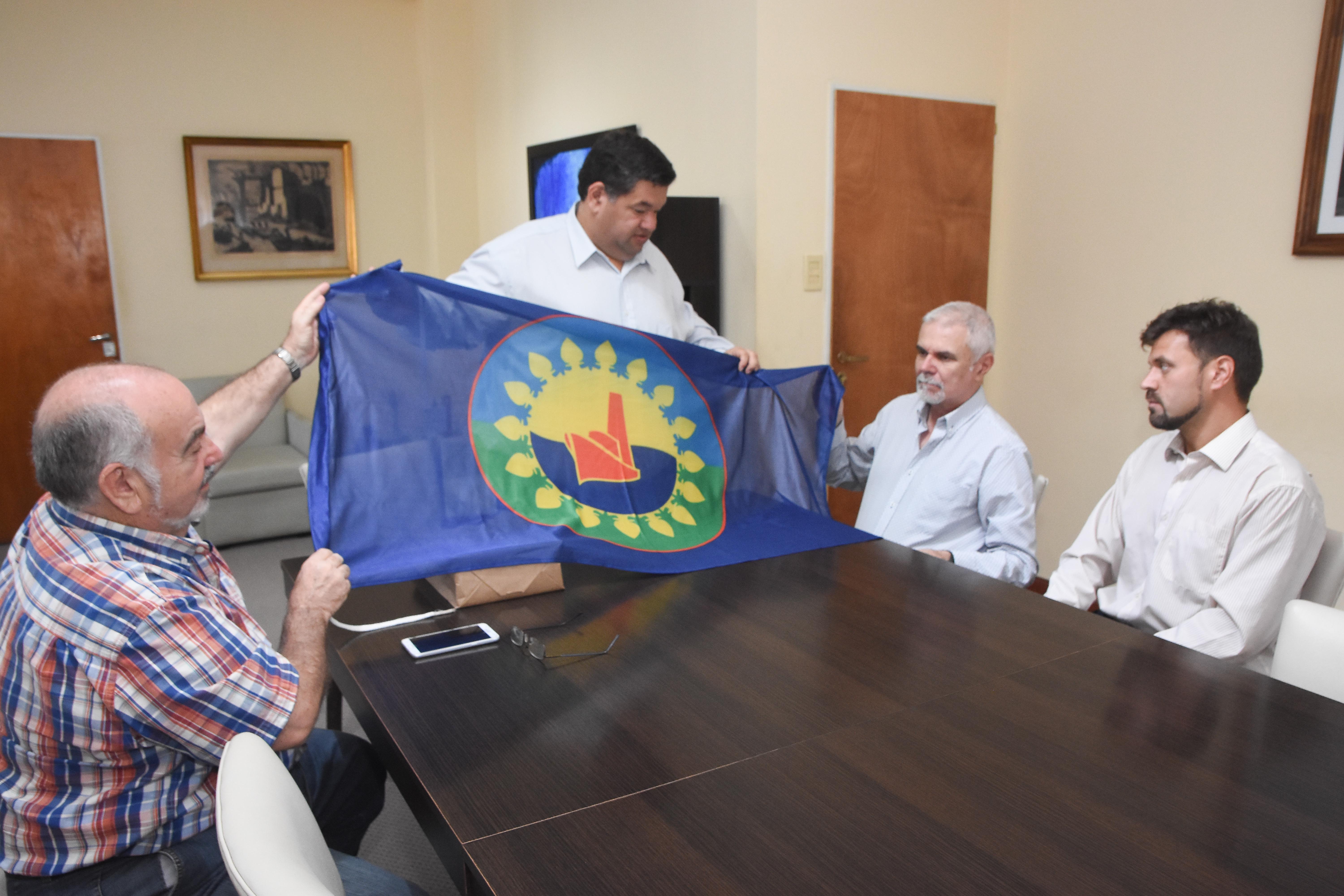 El intendente Jorge Nedela recibió a Juan Carlos Ambalek, integrante de la Colectividad Eslovaca, previo a su viaje a Eslovaquia el próximo 17 de abril donde brindará una charla sobre Berisso y la Fiesta Provincial del Inmigrante en la Universidad de Filosofía y Letras de la ciudad de Trina.