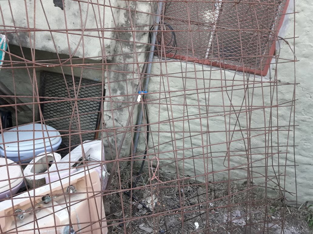 Un sujeto de 41 años fue detenido en la tarde de este jueves tras comprobarse que en su casa tenía mallas metálicas que había sustraído días antes del predio denominado “Las Casitas”, perteneciente a viviendas correspondientes al Instituto de la Vivienda de la provincia de Buenos Aires.