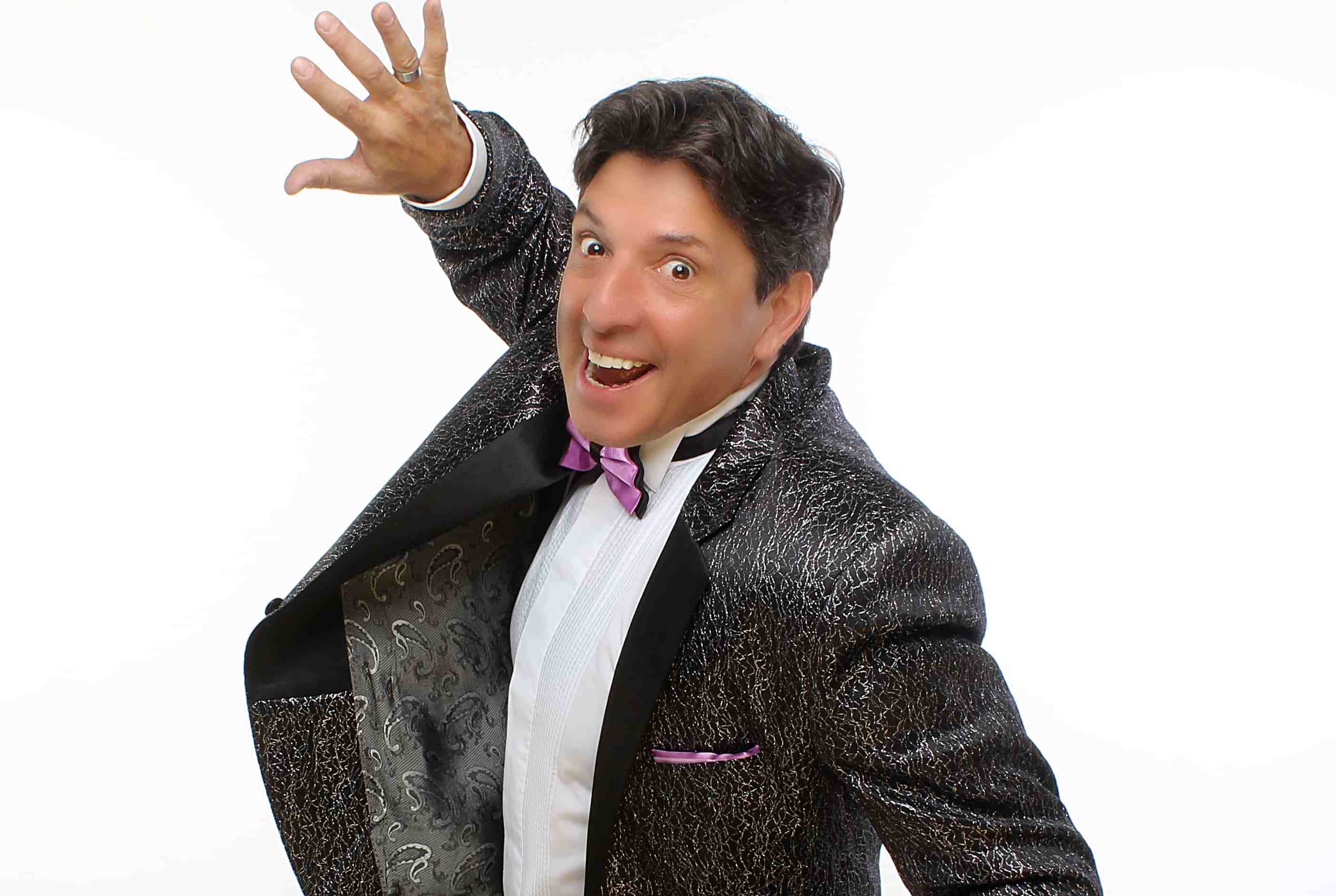 El reconocido humorista Sergio Gonal se presentará el viernes 26 de abril en el Cine Teatro Municipal de Ensenada con su show “Unipergonal”, de marcado éxito en la temporada de verano.
En el show, el comediante oriundo de Mar del Plata reúne su mejor materia