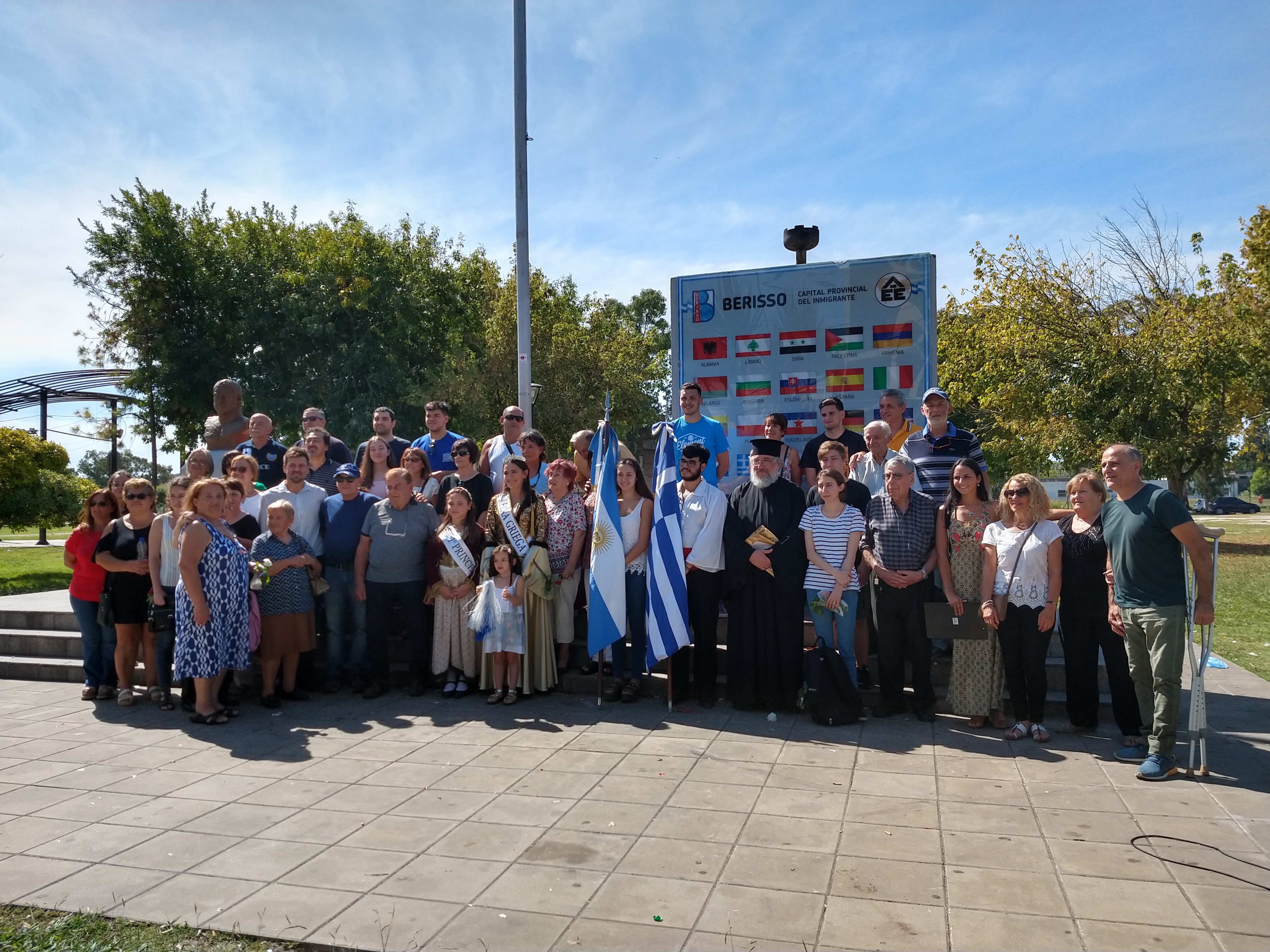 En el marco de la 198º aniversario de la independencia griega, este domingo la Colectividad Helénica y Platón de Berisso llevó a cabo un acto conmemorativo que tuvo lugar en las inmediaciones del “Monumento a los inmigrantes”, ubicado en el Parque Cívico de Montevideo 10 y 11.