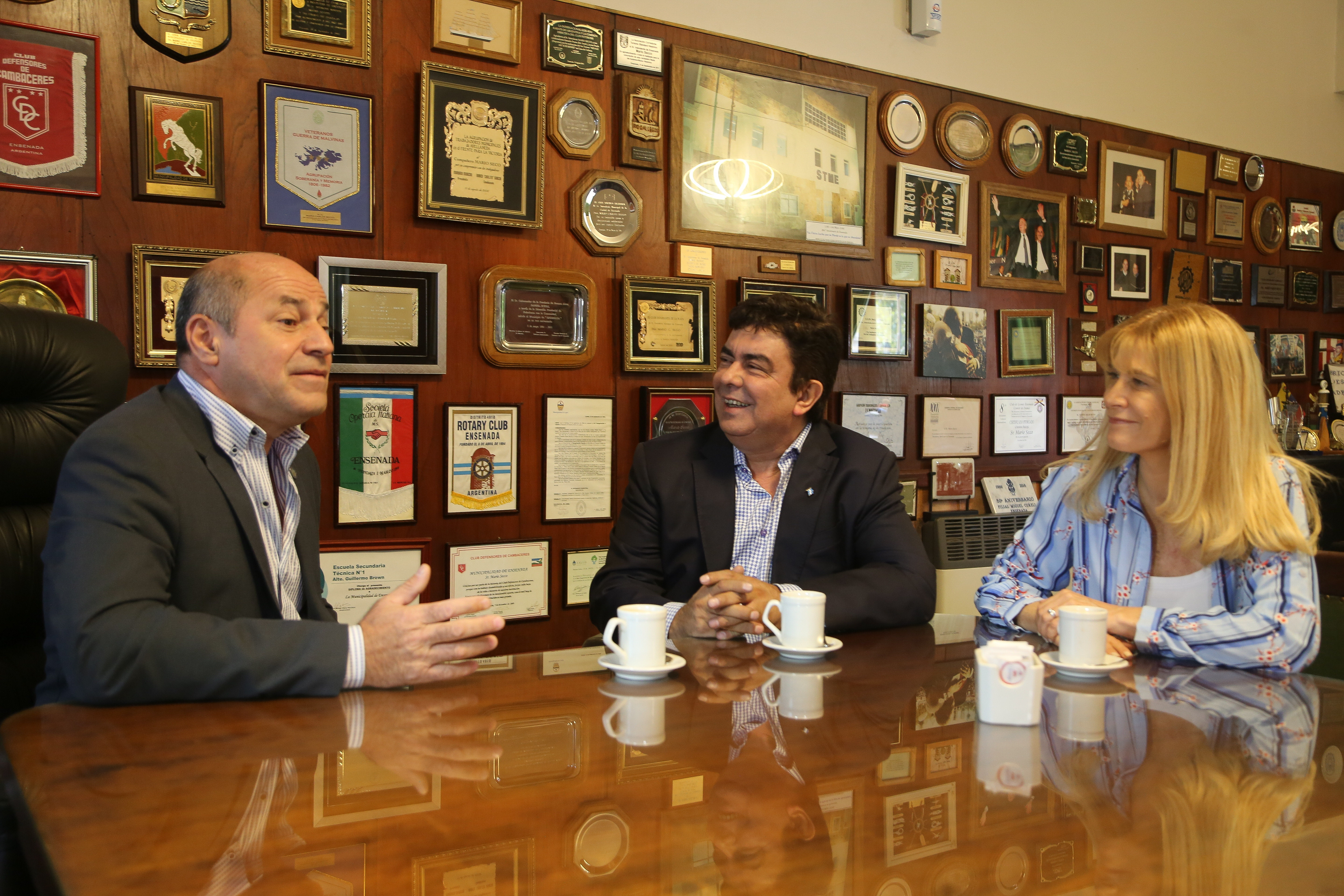 Luego de una pequeña reunión con Mario Secco en la oficina privada de la municipalidad de Ensenada, Fernando Espinoza y Verónica Magario recorrieron el centro histórico y comercial de Ensenada y entraron en el histórico comercio “Pacchialat”, en la esquina de las avenidas Presidente Perón y La Merced, para conocer cómo están atravesando la situación económica que afecta a todos los vecinos y comerciantes de Ensenada.