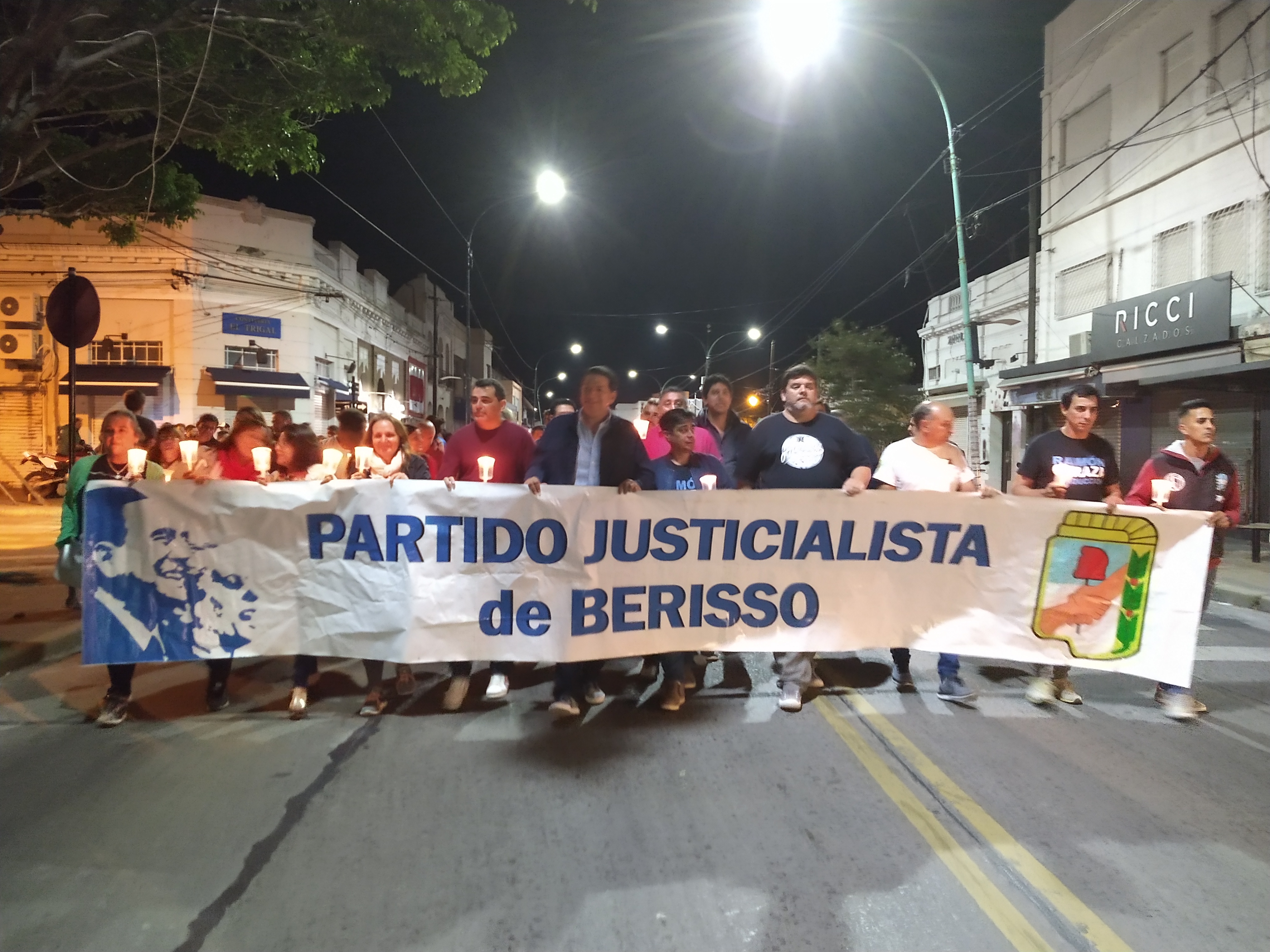 Este sábado por la noche el Partido Justicialista de Berisso llevó a cabo un acto de Reparación Histórica y Memoria, continuado por una Marcha de Antorchas y una vigilia en el Monumento de los Desaparecidos ubicado en el Parque Cívico.