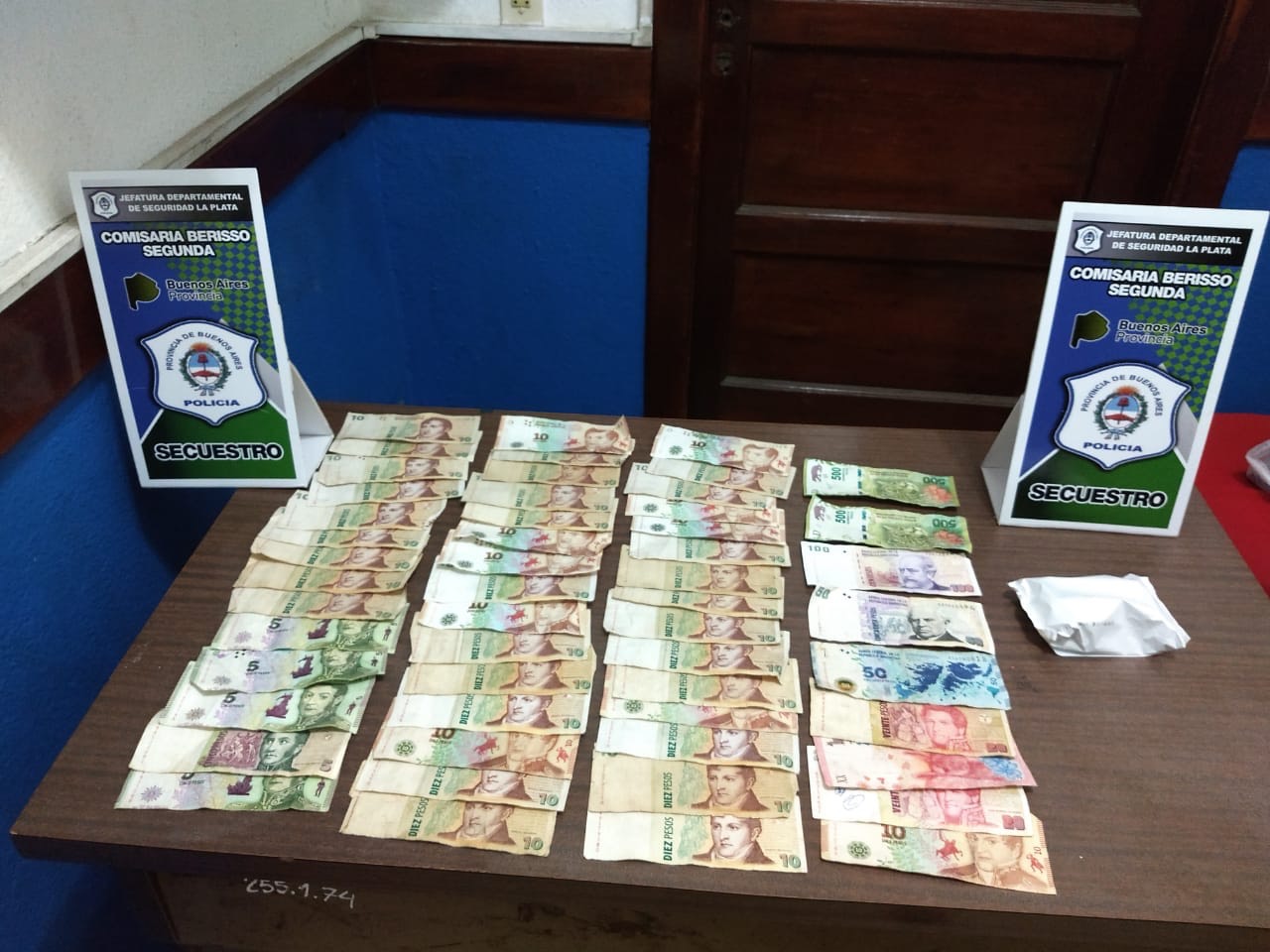Personal policial procedió en la tarde de este domingo a la detención de tres sujetos que instantes antes habían robado en la Heladería Gustito, de Avenida Montevideo entre 35 y 36.