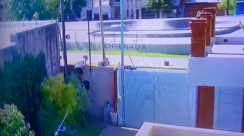 Momentos de suma tensión se vivieron en una finca de dos plantas de la localidad bonaerense de Ensenada cuando dos delincuentes armados con un revólver y un cuchillo se colaron a media mañana de este domingo y redujeron a la esposa del dueño de una cadena de carnicerías, una joven de 25 años, a una familiar de 28, embarazada de tres meses y a un hombre de 80 años.