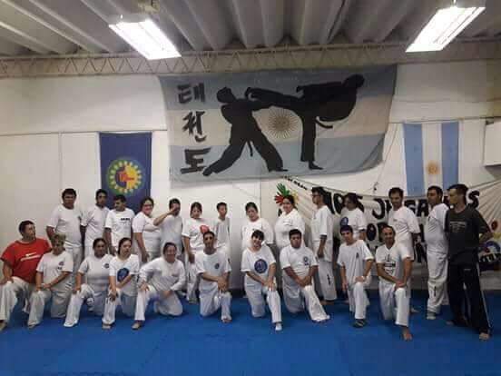En los estudios de Cadena Radial NOVA se recibió a Luis Milla, Irene Domínguez y a los chicos de Amigos de Corazón, para dar a conocer las tareas que realizan en el taller y la pronta participación de 16 jóvenes en el mundial de Taekwondo adaptado que se realizará en Tecnópolis, entre el 31 de julio y el 5 de agosto. Para ser parte de este certamen, requieren de la colaboración de toda la comunidad.