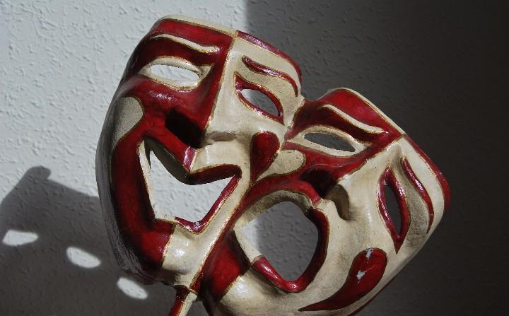 Este viernes 1 de marzo, a las 18 horas, en el salón auditorio “Raúl Iriarte” de Casa de Cultura (Montevideo N° 821) el grupo de teatro Cachivache presenta la obra “La Máquina” de Carlos Morales y otras obras cortas bajo la dirección de Elena Tau.