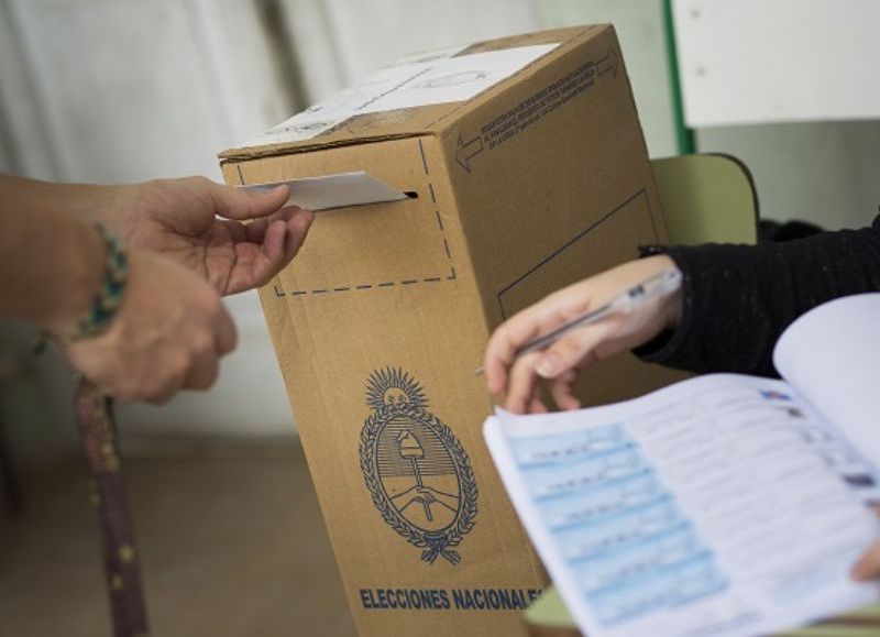 Con el 96,51 % de las mesas escrutadas en la ciudad de Berisso, loa números muestran que el vecino prefirió una de las listas de Unidad Ciudadana que obtuvo el 32,71 % de los votos y ganando por muy poco margen a Cambiemos, que logró un 29,91 por ciento.