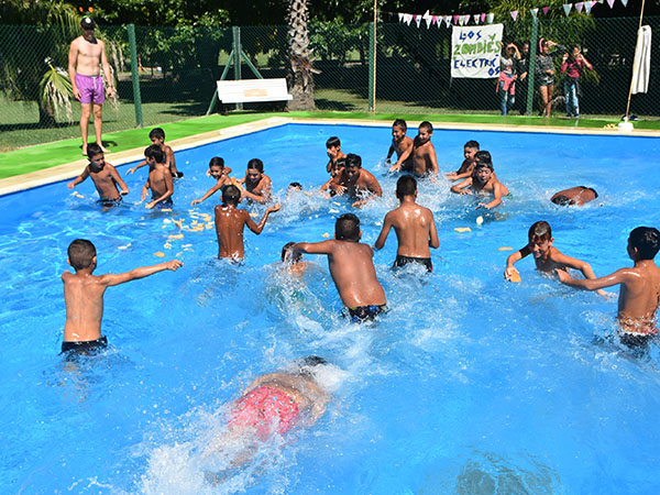 Este viernes, con la presencia de unos 650 niños y familiares pertenecientes a los últimos contingentes, se realizó el cierre de actividades de la temporada 2019 de la colonia municipal de vacaciones, la cual fue organizada por la Secretaría de Promoción Social de la Municipalidad de Berisso, a través de la Dirección de Deportes.