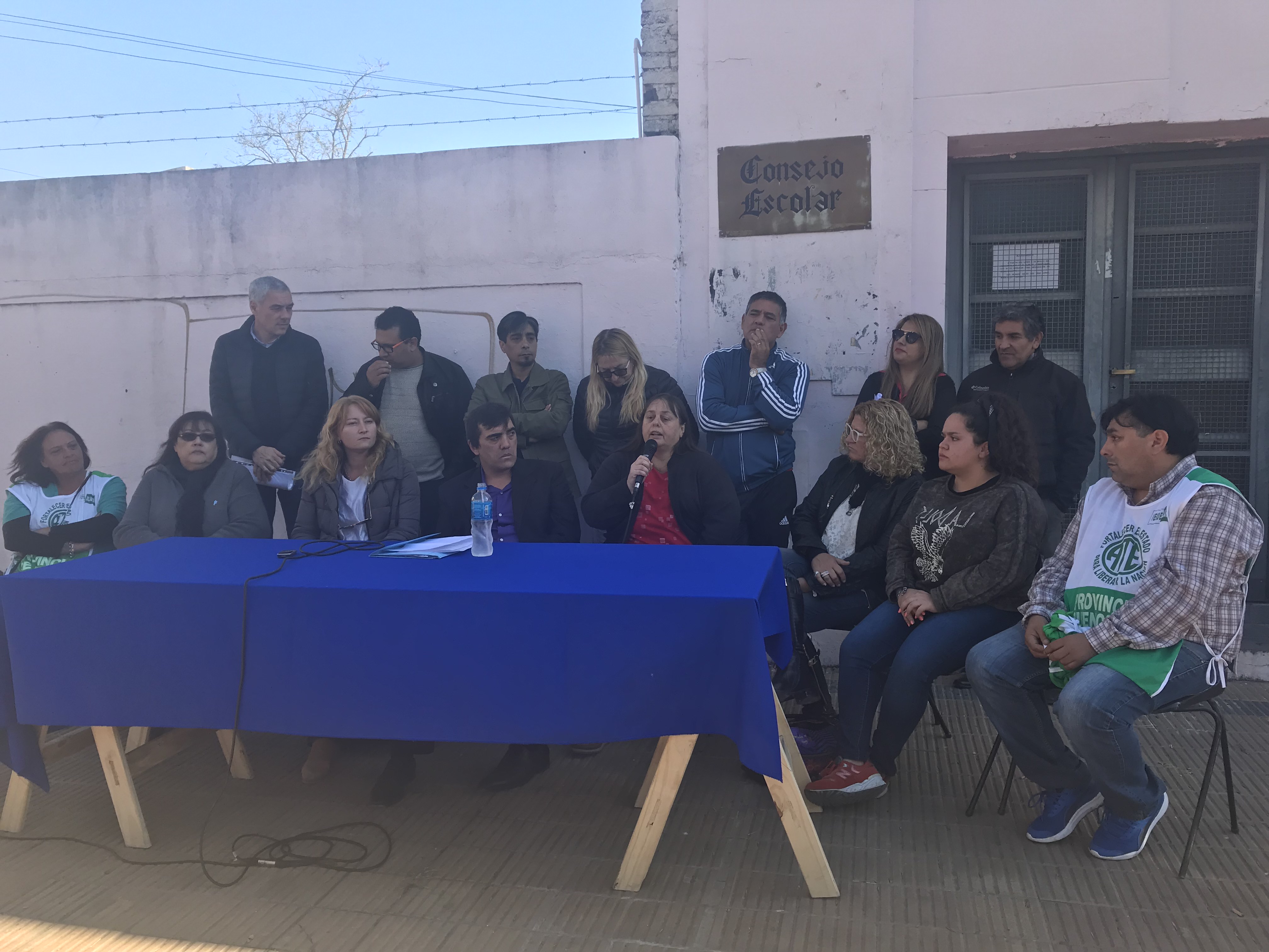 Pasadas las 12 del mediodía de este jueves, el consejero escolar del bloque Unidad Ciudadana, Gonzalo Palomino, acompañado por distintos espacios (SUTEBA Berisso, UDocBA, ATE Verde y Blanca, UPCN, por su par Gabriela Bernardo y por la presencia de ediles del bloque PJ Unidad Ciudadana (Fabián Cagliardi, Alejandro Paulenko, Nora Harmatiuk, Santiago Rodríguez) y el Frente Renovador (Maximiliano Barragán), encaró una conferencia de prensa previa a la sesión especial sancionatoria solicitada por Elizabeth Franchi.