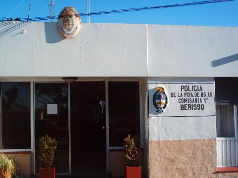 En la noche de este domingo, personal del Comando Patrulla Berisso procedió a la aprehensión de un joven de 17 años, por atentado y resistencia a la autoridad.