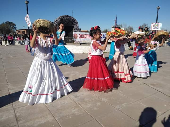 Este domingo por la tarde, la colectividad guaraní festejó los 208 años de Independencia del Paraguay en un encuentro que tuvo lugar en la Plaza San Cayetano del barrio El Carmen.