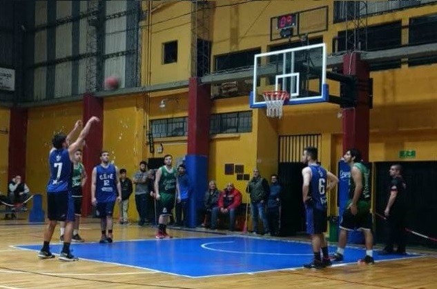 En Berisso, los locales le ganaron a su par de Capital Chica por un amplio 80 a 57. La visita comenzó mejor el partido y se fue a los vestuarios arriba en el tanteador ante un flojo rival que se mostró muy impreciso en ataque, pero en el reinicio del juego, apoyado en la tarea del interno Rodríguez, dio vuelta el tanteador y mostró por qué pelea en la zona alta de la B1.