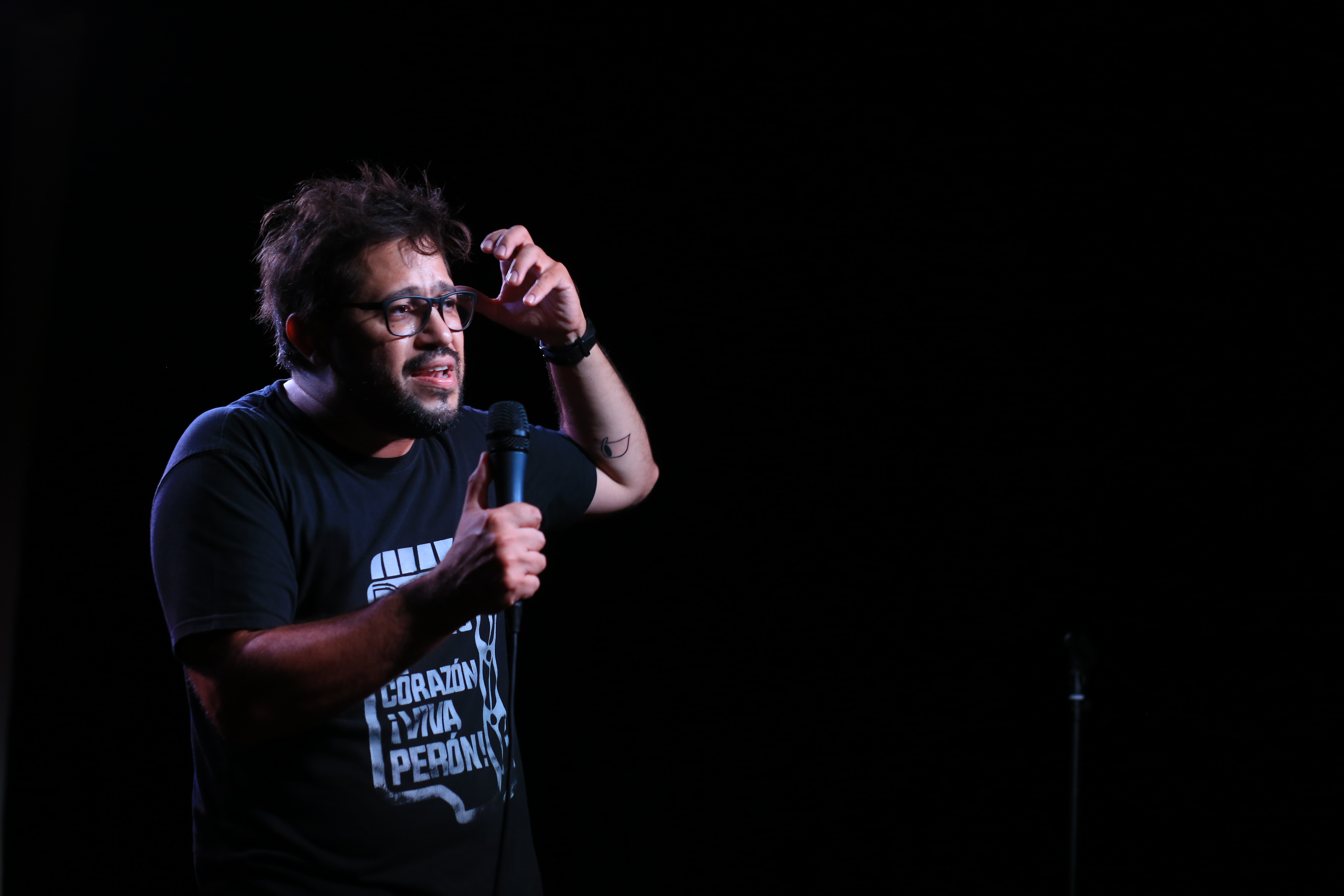 En el marco de “Evita, 100 años de amor”, el Partido Justicialista de Berisso junto al Centro Cultural Bajcic presentan “Peroncho”, un show de humor político “0 % objetivo y 100 % intenso”, que de la mano del periodista y comediante Emanuel Rodríguez recorre los principales acontecimientos de la política argentina desde una perspectiva nacional y popular.