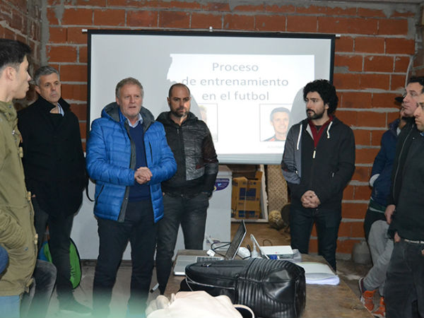 La Dirección de Deportes de la Municipalidad de Berisso en conjunto con la Subsecretaría de Deportes de la provincia de Buenos Aires, invitan a la jornada “Organización del Fútbol para las divisiones mayores y juveniles” donde disertarán el director técnico y ex-futbolista, Adrián Domenech y el preparador físico, Alejandro Kohan.