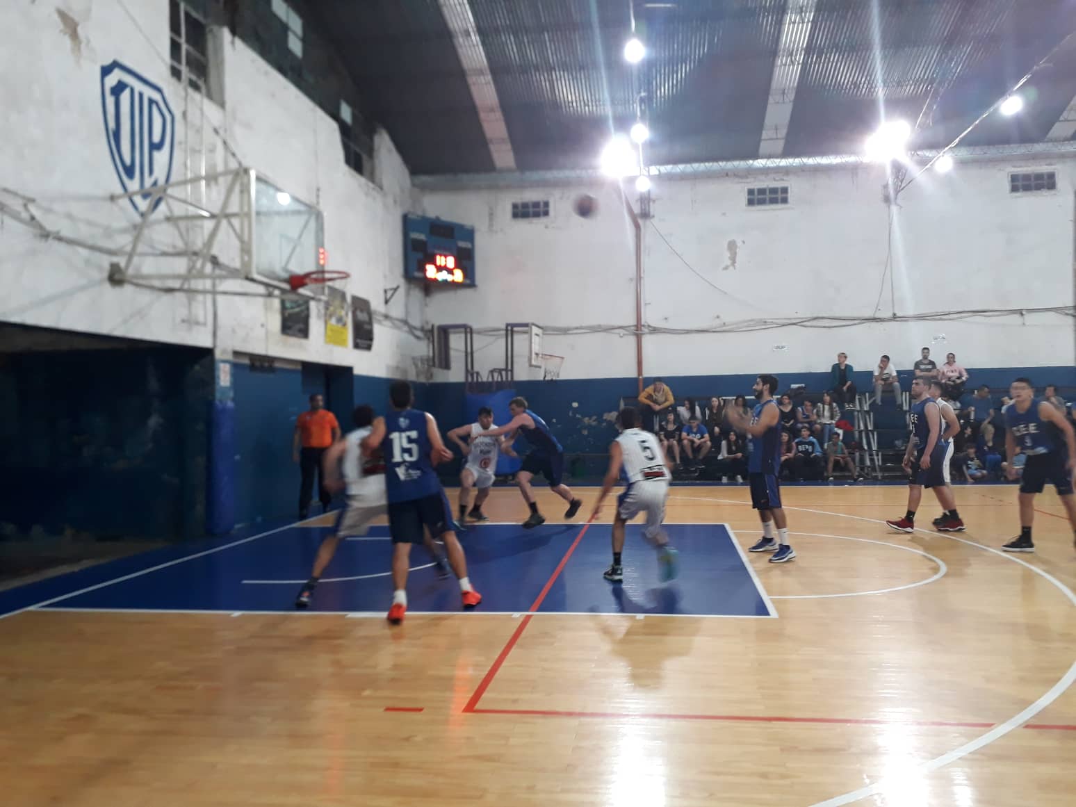 En un partido de muy bajo goleo y con muchos errores de ambos lados, en donde sólo un jugador de cada equipo pudo alcanzar el doble dígito, CEyE se quedó con la victoria ante el Depo B por 40 a 37.