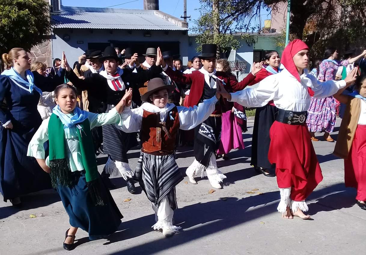 Con motivo de festejar el Día de la Patria, este 25 de mayo se llevará a cabo un gran pericón nacional en el Club Villa España de calle 23 y 162 norte, a partir de las 11 horas.