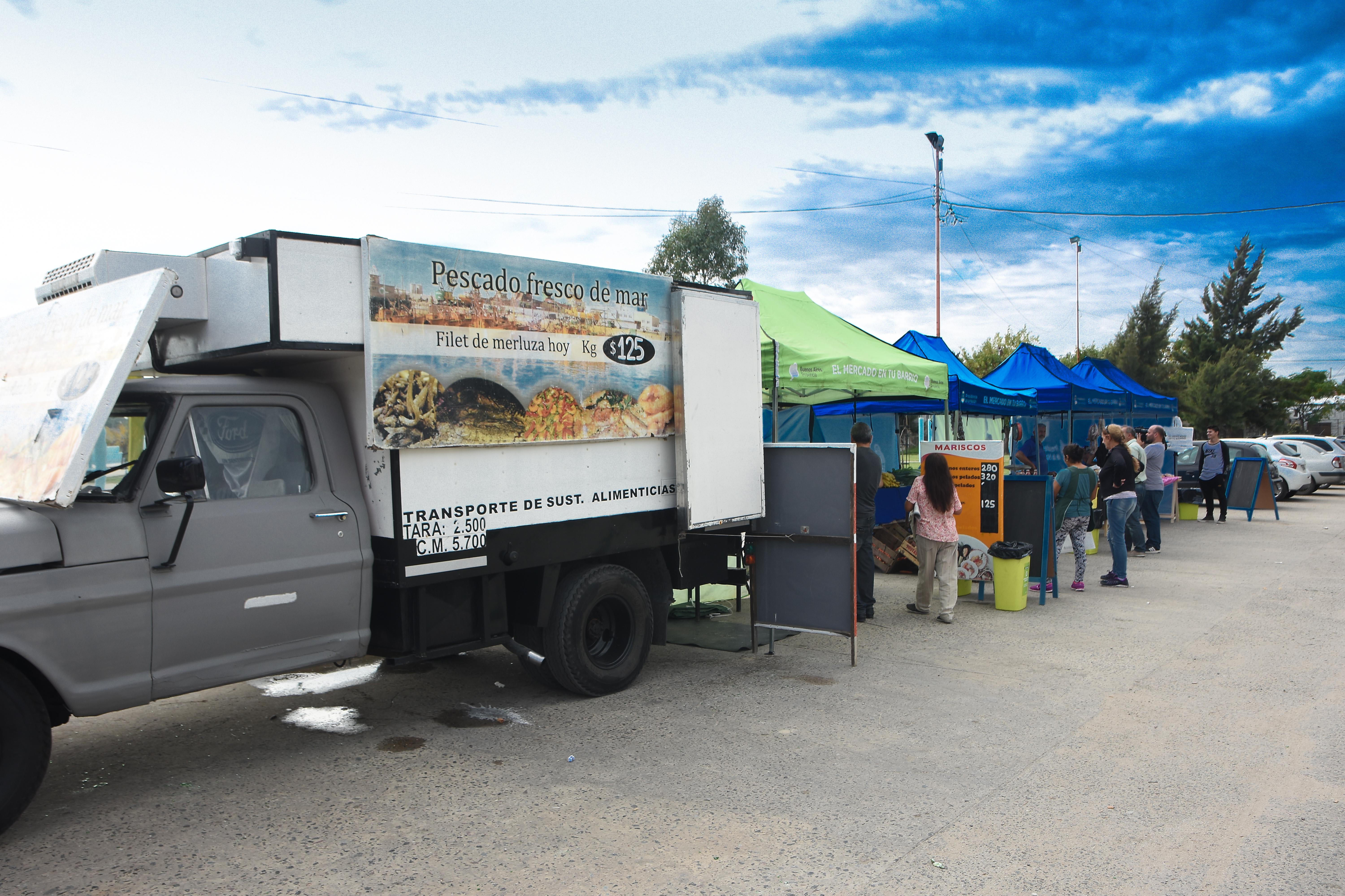 El programa Nacional “El Mercado en tu Barrio” desembarcó nuevamente en la ciudad. En esta oportunidad se instaló en la Plaza de 17 de Octubre, ubicada en calles 26 y 164, ofreciendo a los visitantes una variada oferta productiva de pequeños emprendimientos familiares.