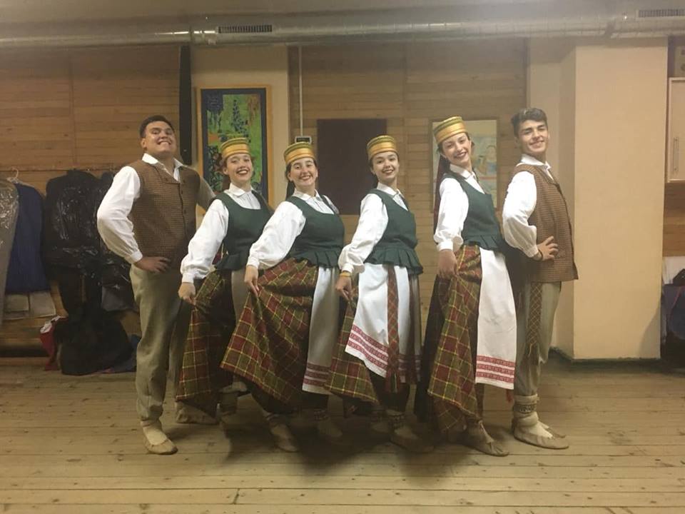El pasado miércoles 28 de noviembre, los seis estudiantes secundarios becados en Lituania, parte del Conjunto Juvenil de danzas lituanas “Nemunas”, se presentaron en el salón de actos de la Escuela Secundaria “Radviliškio Lizdeikos Gimnazija”, donde interpretaron las danzas “Kepurinė”, “Iki paryčių” y “Paskutinė polka”.