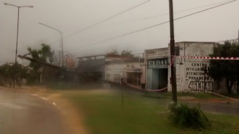Cayó un poste de electricidad en Génova y 150