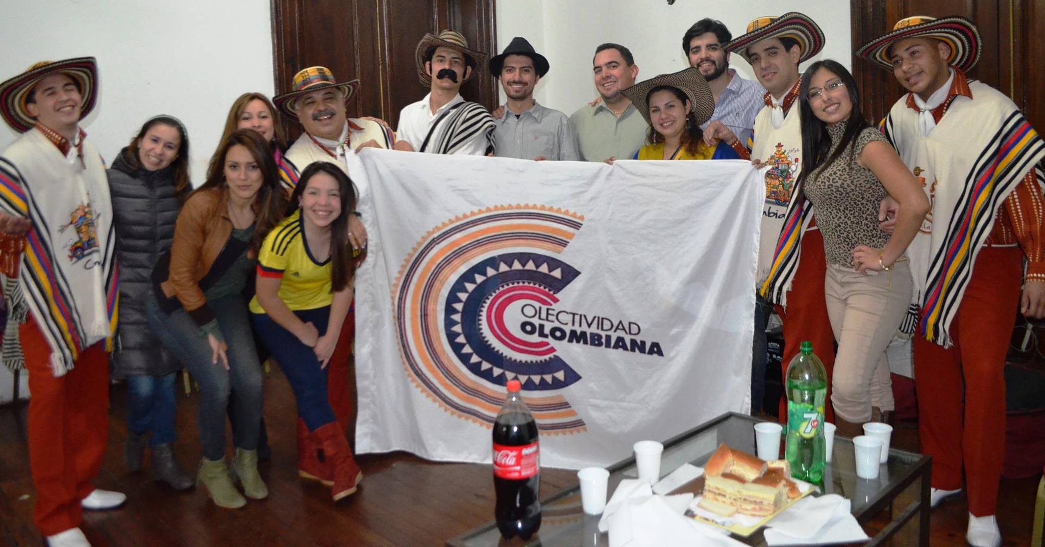 Luego de varias intervenciones por parte de la Colectividad Cultural de La Plata, Berisso y Ensenada, a cargo de su presidente Sandra Milena Hernández, finalmente la entidad conformada por la Asociación de Entidades Extranjeras, resolvió la incorporación de los colombianos a esta reconocida celebración provincial. De esta forma, será el segundo país representante de Sudamérica.