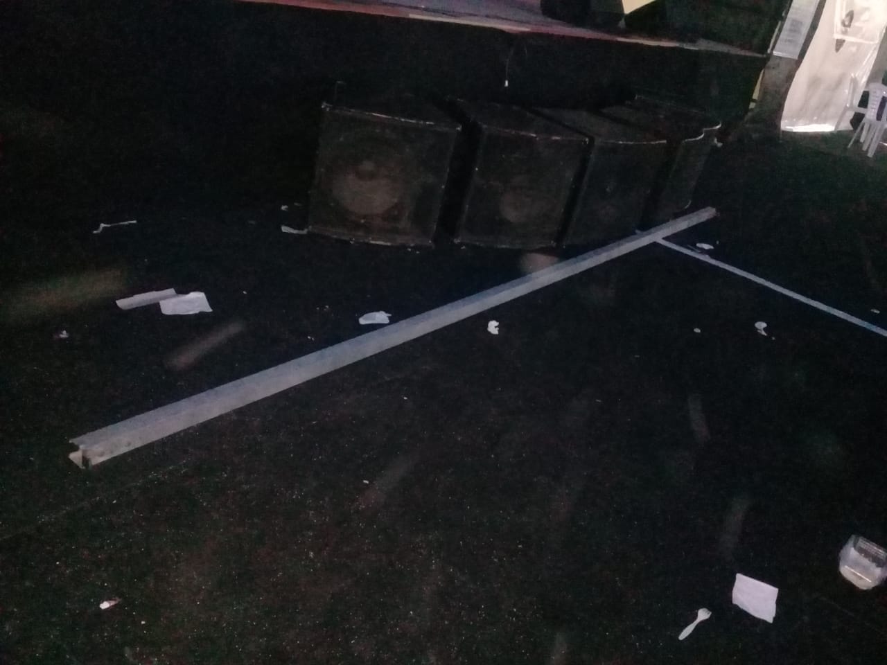En la noche del domingo, pasadas las 22 horas, se produjo la caída de un caño de hierro de la carpa central donde se desarrolla la Fiesta Provincial del Inmigrante ocasionando heridas a una mujer que debió ser trasladada al hospital Mario Larraín. Según explicaron, los fuertes vientos generaron el desprendimiento del caño que pesa no menos de 30 kilos, y de inmediato tanto personal de Defensa Civil de la Municipalidad de Berisso como personal de Bomberos Voluntarios procedieron a evacuar la carpa central donde se produjo el hecho. Ampliaremos