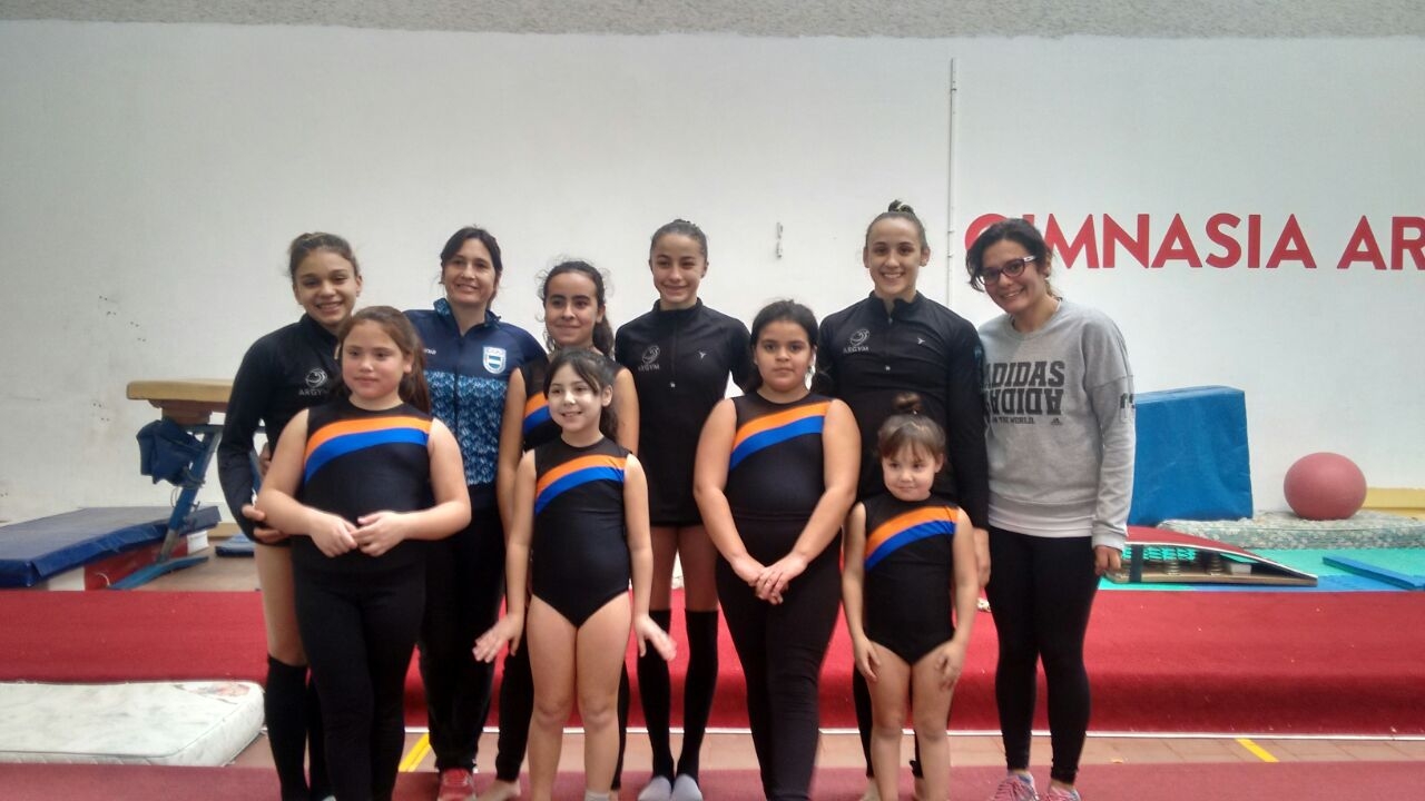 La Dirección de Deportes de la Municipalidad de Berisso informó que el pasado fin de semana alumnas de la Escuela Municipal de Gimnasia Artística a cargo de la profesora Romina Gil Ferro, participaron en el club Estudiantes de una capacitación coordinada por la Federación Bonaerense de Gimnasia.