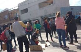 La comunidad educativa de la Primaria Nº 5 corta la Montevideo y 25 por las amenazas