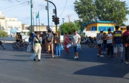 Asfixiados por la falta de agua, vecinos cortan Avenida Génova