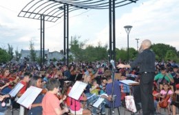 La Orquesta Escuela cerró el año con un impecable concierto al aire libre