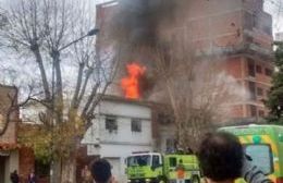 Bomberos locales prestaron colaboración en un incendio en La Plata