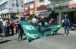 Trabajadores municipales marchan a la comuna buscando una mejor oferta