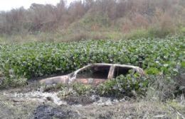 La que faltaba: Tiraron auto abandonado a un zanjón