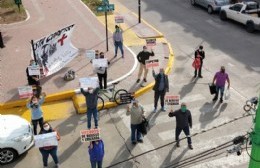 Manifestación frente a la Municipalidad de Ensenada para repudiar la contaminación de COPETRO