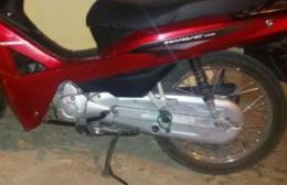 Una menor circulaba en moto robada y terminó detenida