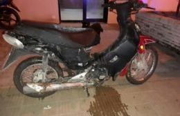 Adolescente demorado por circular en una moto robada