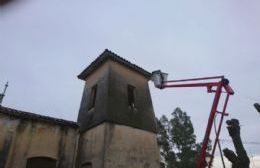 Comenzaron a arreglar el techo de la Iglesia San José Obrero