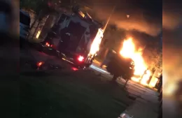 Tensión por el incendio de un auto: el conductor fue asistido por una ambulancia
