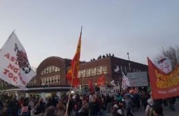 Familiares y vecinos de Berisso y Ensenada acompañan a los trabajadores del Astillero en la toma de la planta